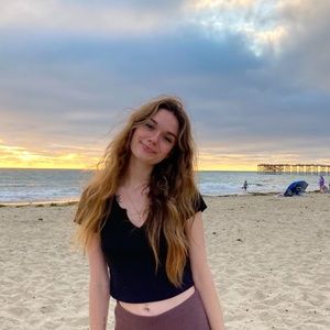 Welcome to my closest 💕 most clothes are new/ barely worn. Always washed 😊